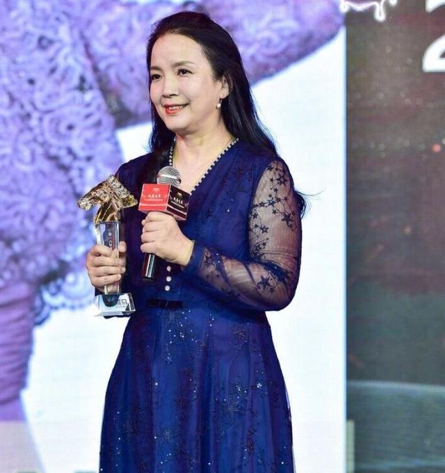 咖啡 61岁吕丽萍真敢“扮嫩”,穿黑短裙配黑丝袜,齐刘海马尾真年轻