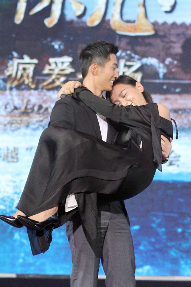 穿衣搭配|周笔畅穿上裙子也挺有韵味的，但被窦骁抱起来的时候，太抢镜了