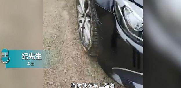 青海新闻联播 老人不小心剐蹭大奔后，掏钱下跪道歉，车主被吓一跳：不用给了