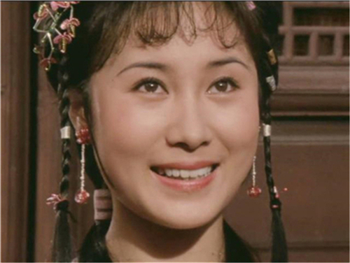 央视|还记得《少林寺》中的牧羊女吗？如今已57岁了，依然很美