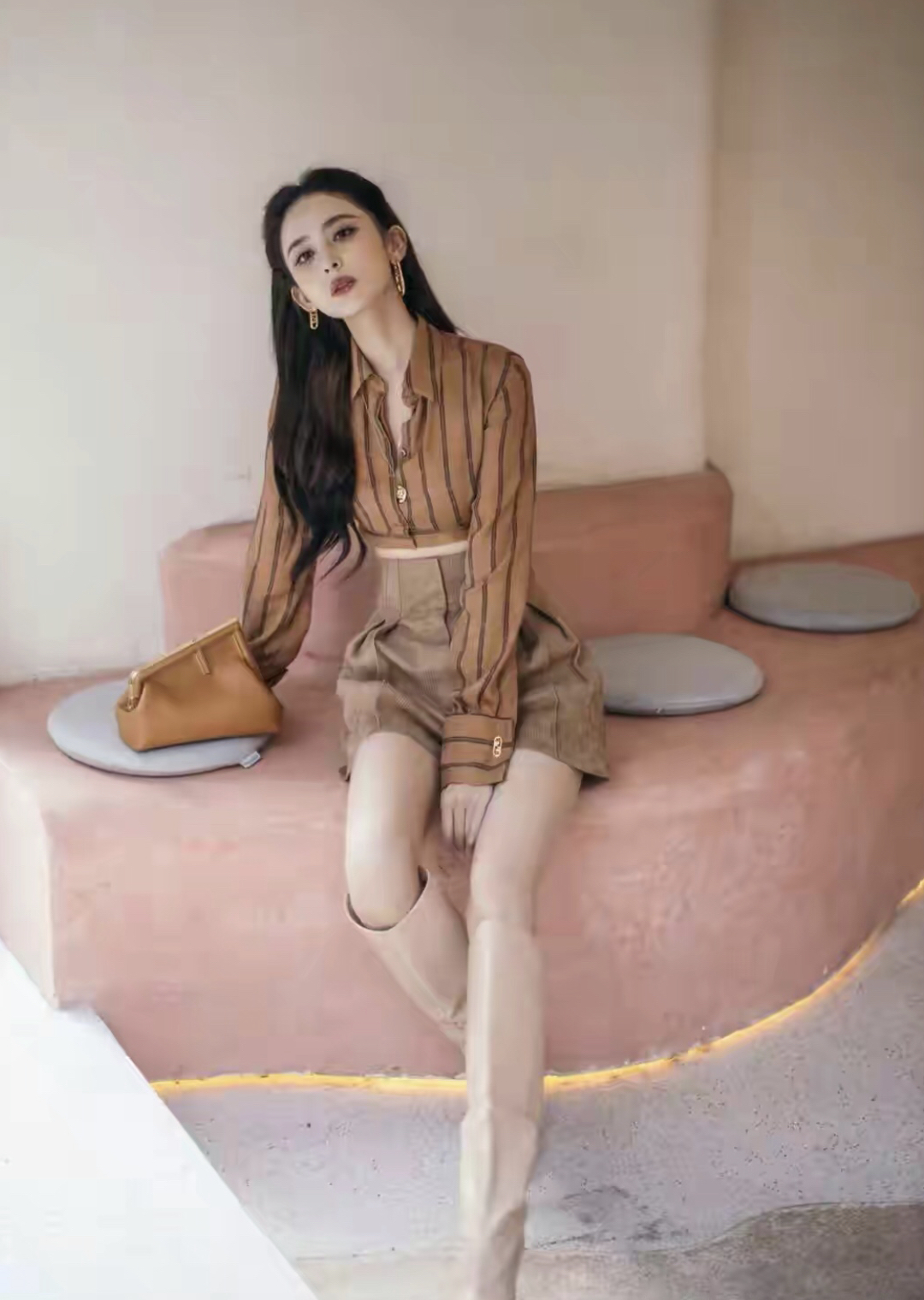 闲鱼有话说|又被古力娜扎惊艳到，衬衫不好好穿露一边肩膀，搭配高腰裙太撩人