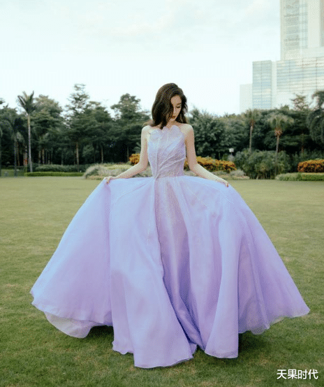 张予曦|又被Baby美到了，一袭浪漫紫长裙似公主，哪像个孩子的妈