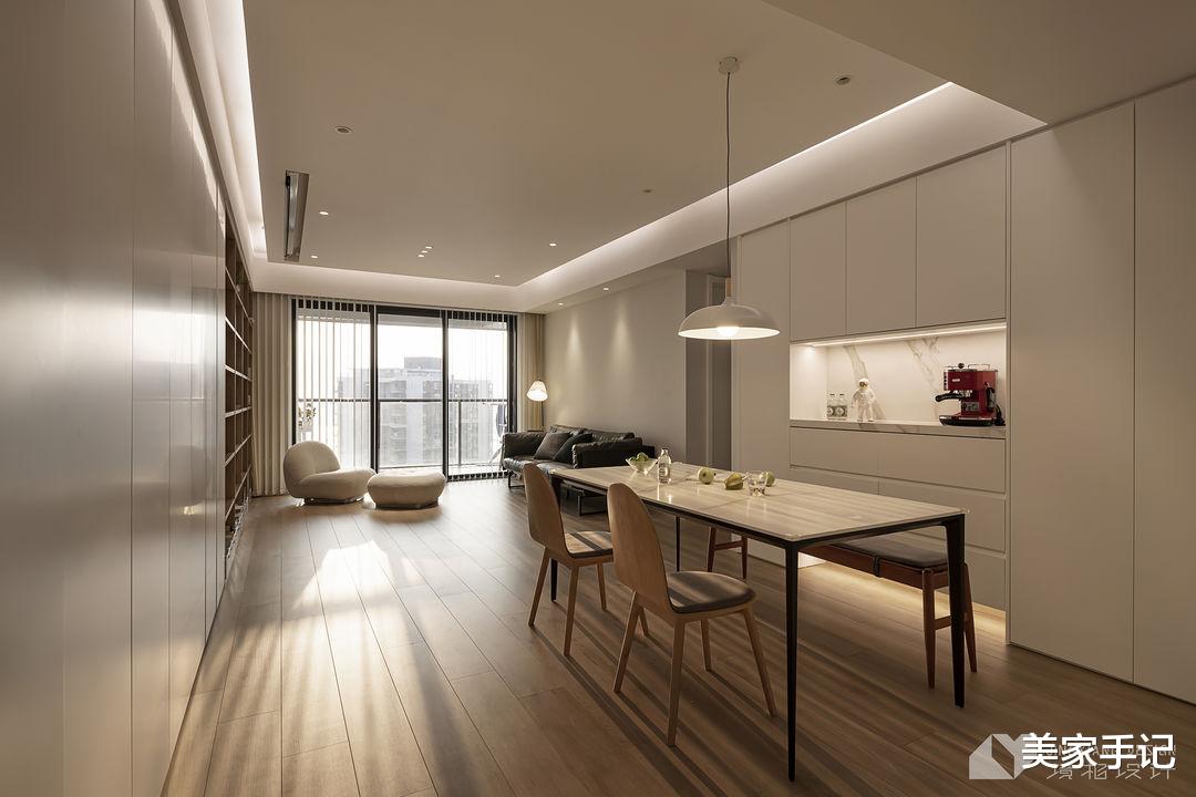 深圳夫妻136㎡的家,仅凭一个客厅就圈粉无数,不要电视墙太香了!