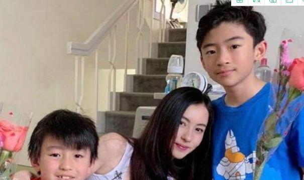 张柏芝|有种遗传叫张柏芝的小儿子，颜值比两个哥哥高，越看越觉得眼熟