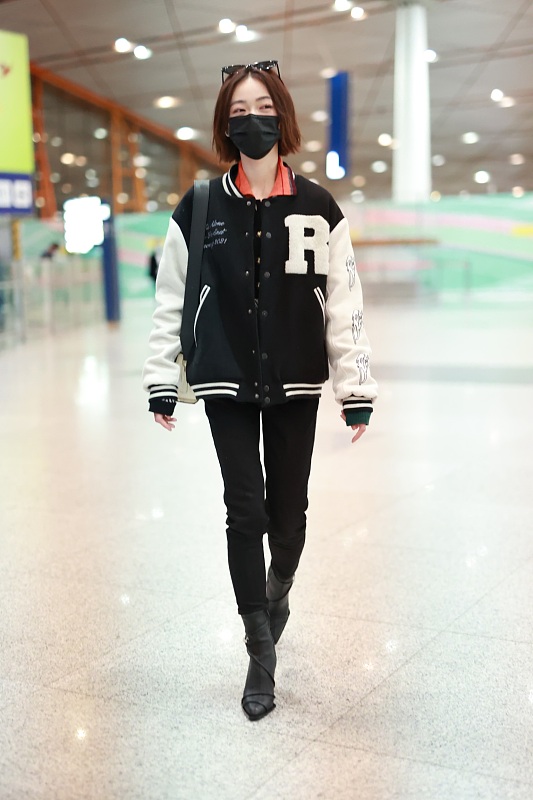 红珊瑚me 深秋穿棒球夹克很好看，利落时尚很有朝气