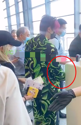 奥斯卡|曝95后外籍男星机场插队，遭阻拦后当场摆脸色，回应被指含糊太拽