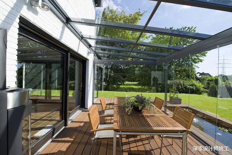 院子里装一个走廊,用木格栅做顶,攀上一些藤蔓,是家里老人的最爱