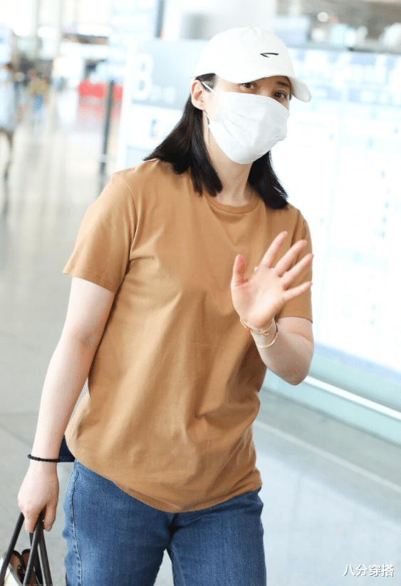 八分穿搭|蒋勤勤真没明星架子，棕色T恤配牛仔裤简约休闲，和普通人没差别