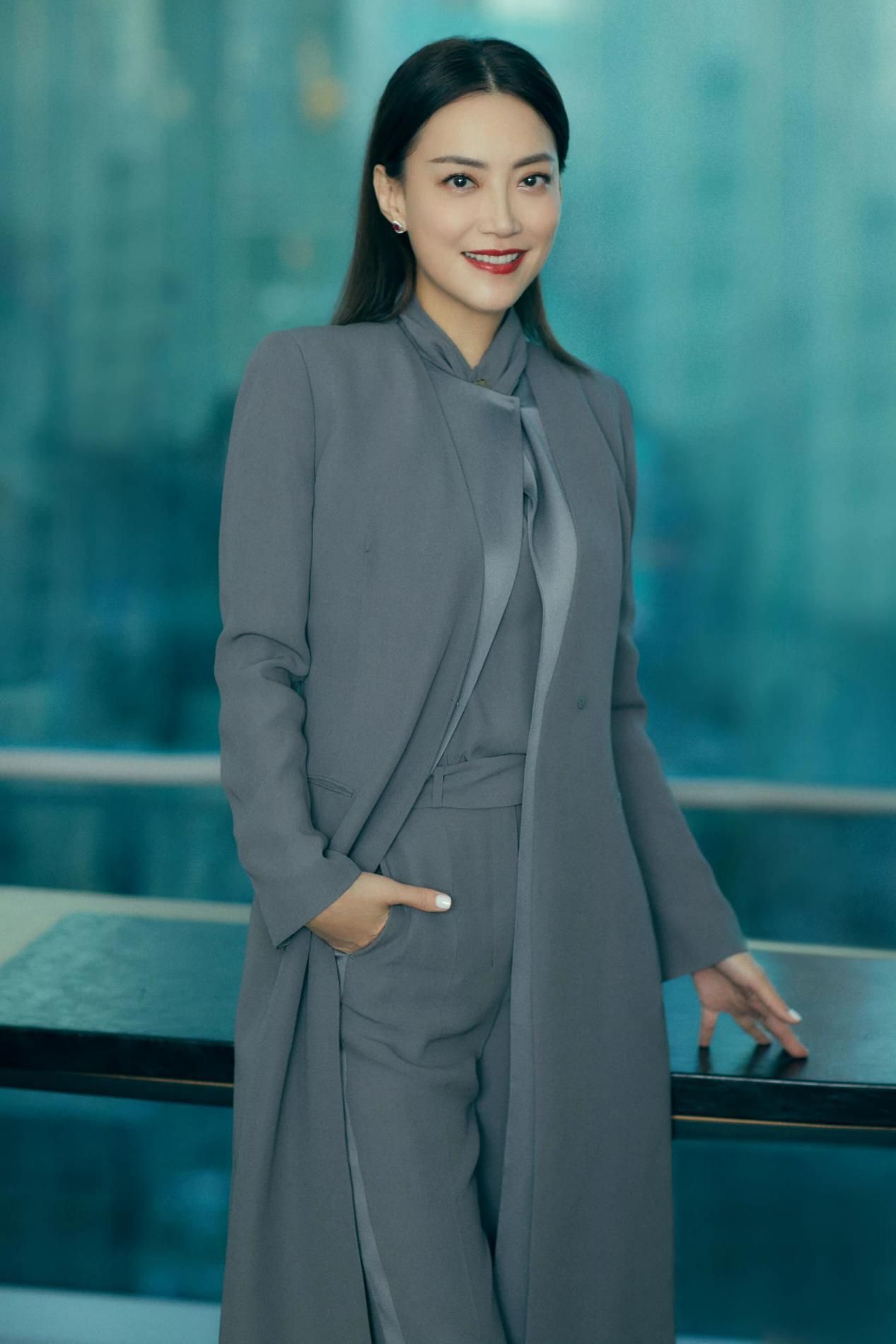 霍汶希|霍汶希穿西装也太飒了！时尚干练还帅气，与Twins同框气场也不输