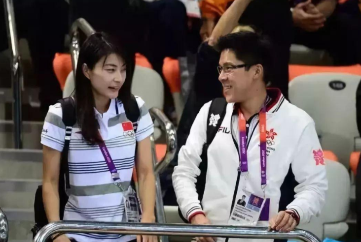 龚俊|郭晶晶陪婆婆和小叔子出席活动，与霍启刚“肢体语言”太有爱，气场不输婆婆