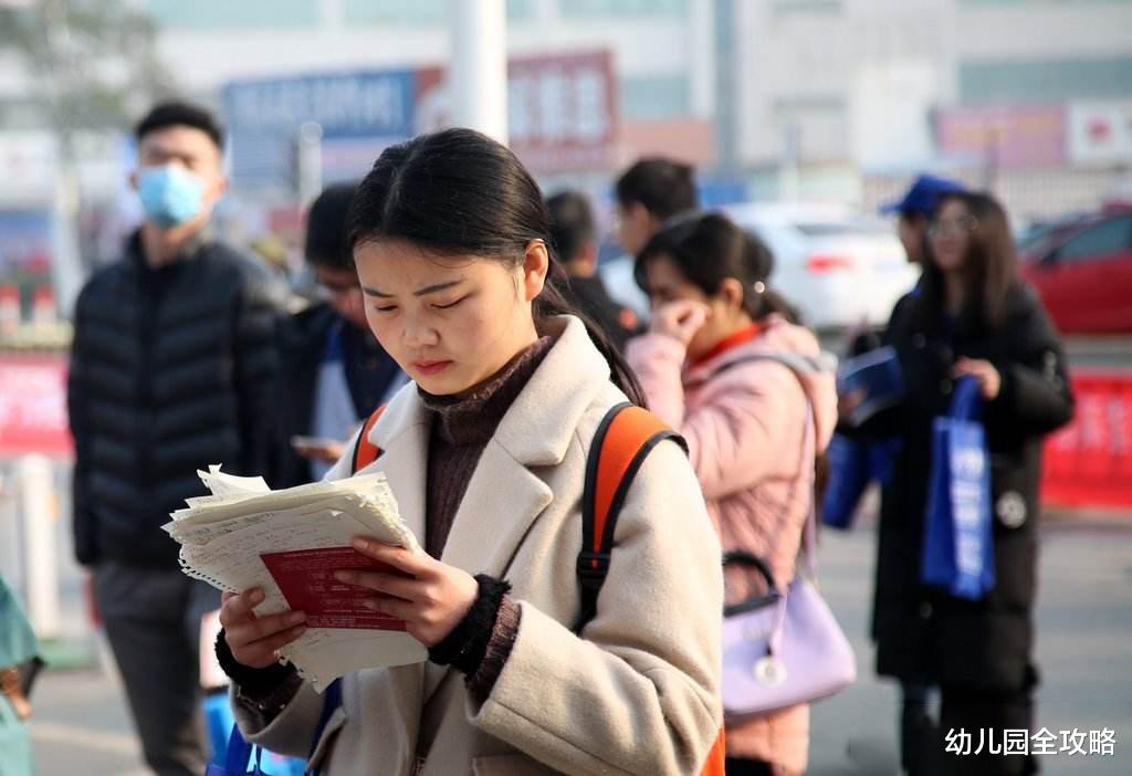 幼儿园全攻略|只要考上编制就行了？年轻教师考上农村编制，宁可赔五万也要辞职