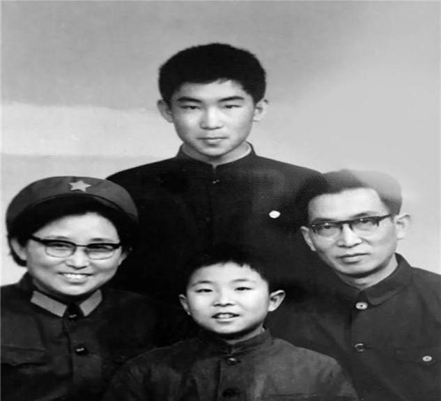 哈佛大学|年少有为的物理天才冯奚乔：34岁因情跳楼，美国大学降半旗哀悼