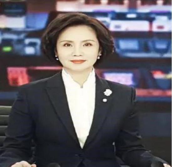 唐艺昕|前央视主播徐俐大秀恩爱，老公留小胡子身材健壮，贴身搂肩秀甜蜜