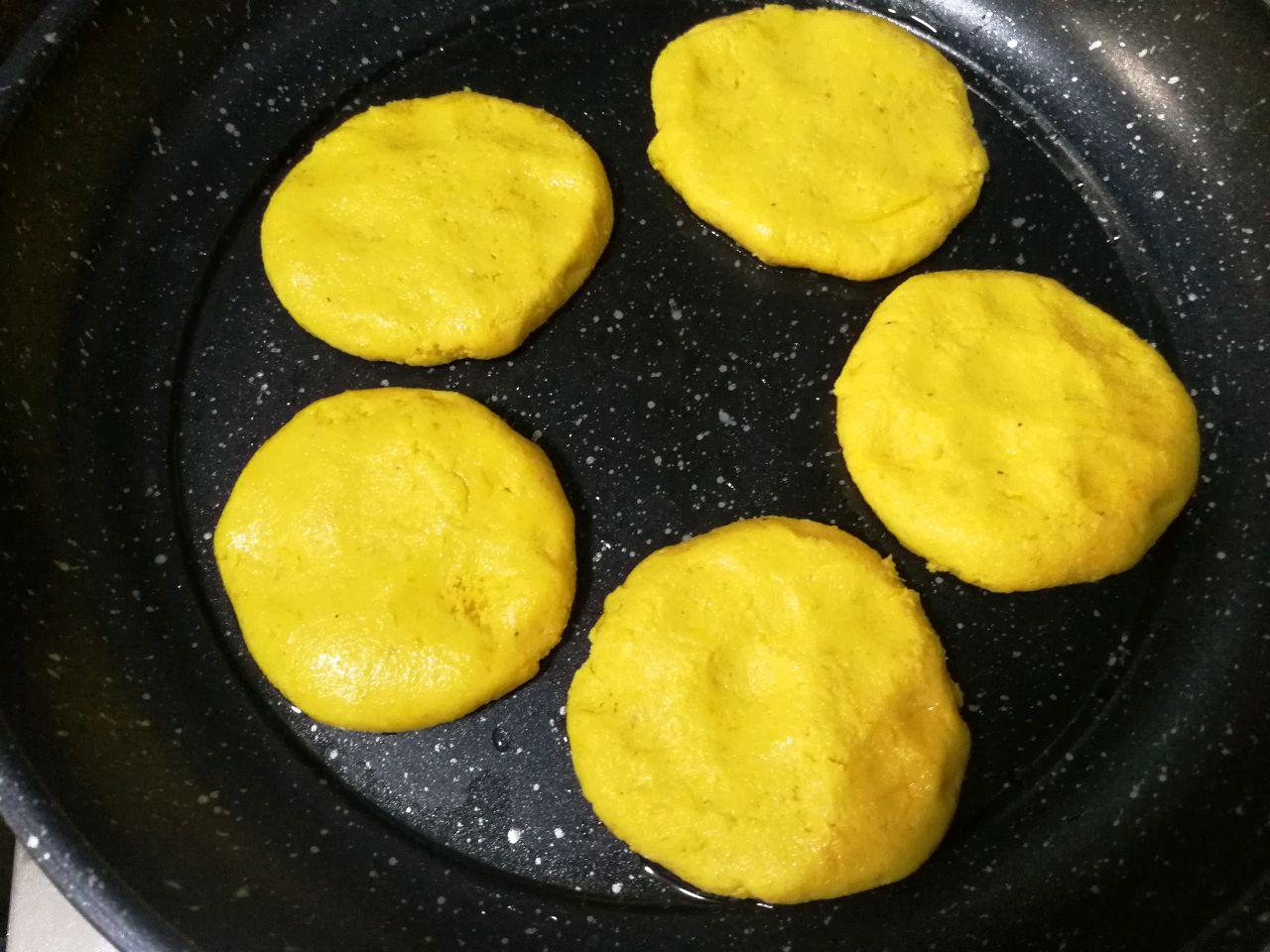 饵料|为什么玉米粉比玉米粒更适合钓鱼，看玉米粉饵的制作方法就明白了