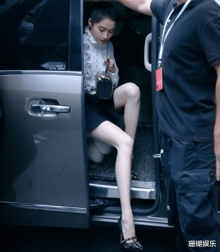 明星素颜|关晓彤亮相品牌活动，白衬衫短裙显腿长，九头身美女就是说她吧