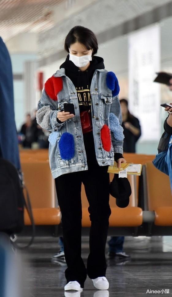 Ainee小屋 金晨把夹克穿出了高级感，配印花裤显得率性又时尚，藏不住精致感