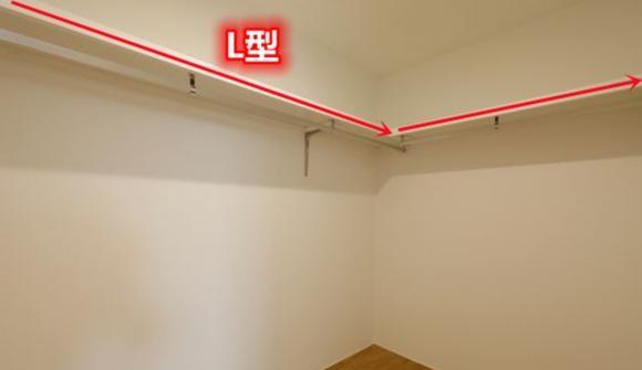 |这是我见过最简易的衣帽间了：挂杆上悬层隔板，日本这样装挺省钱