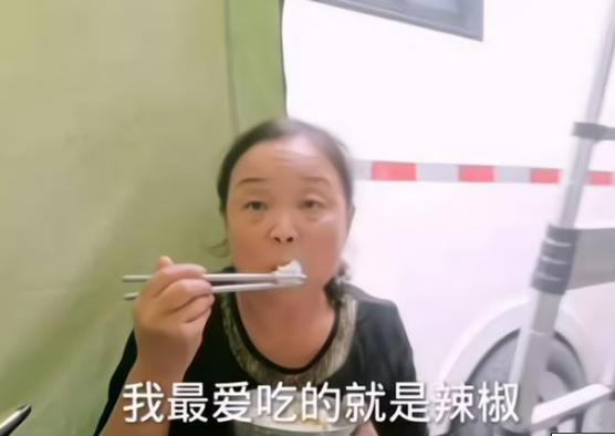 56岁阿姨抛掉老公孩子,不顾一切离家出走,看到她现状,女生慕了