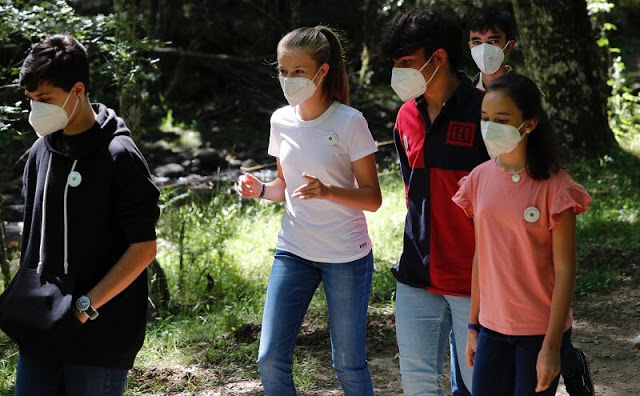 全球时尚风行|西班牙索菲亚公主比姐姐敢穿！同穿T恤牛仔裤，妹妹破洞裤抢镜啦