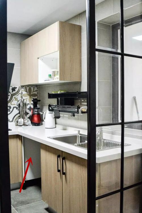 花3万请木工打全屋柜子，验收发现好多柜子中间空着，木工：顺手