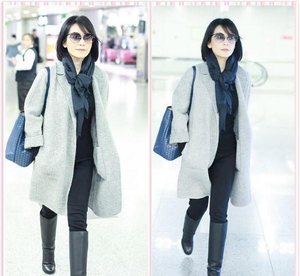 西装|俞飞鸿气质真高级，妆容和衣服都挺老气的，看着也很年轻