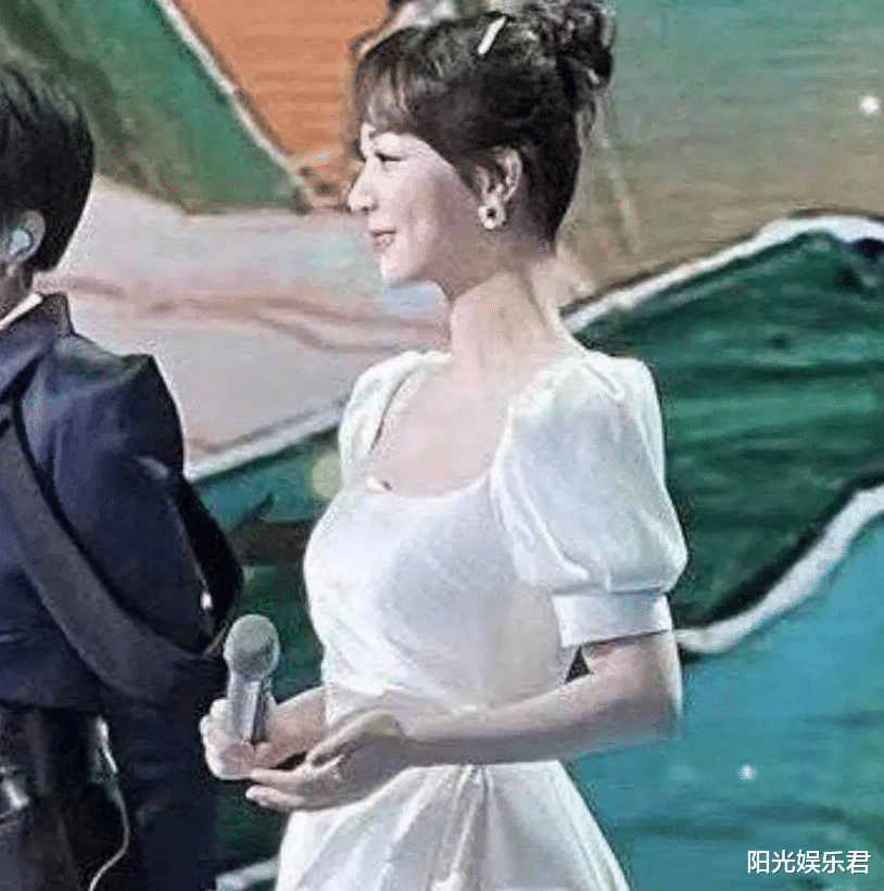 王丽坤|杨紫真人长啥样？五四晚会无滤镜生图，真实颜值让我看傻眼