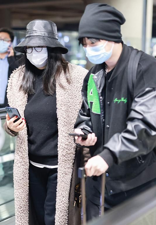 李湘|离婚之后李湘毫无顾忌，带小鲜肉现身机场不惧镜头，大肚子抢镜