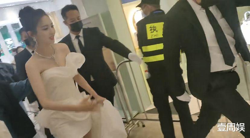 佟丽娅|佟丽娅现身活动捞金，保镖贴身护驾气场十足，上台就把外套脱了