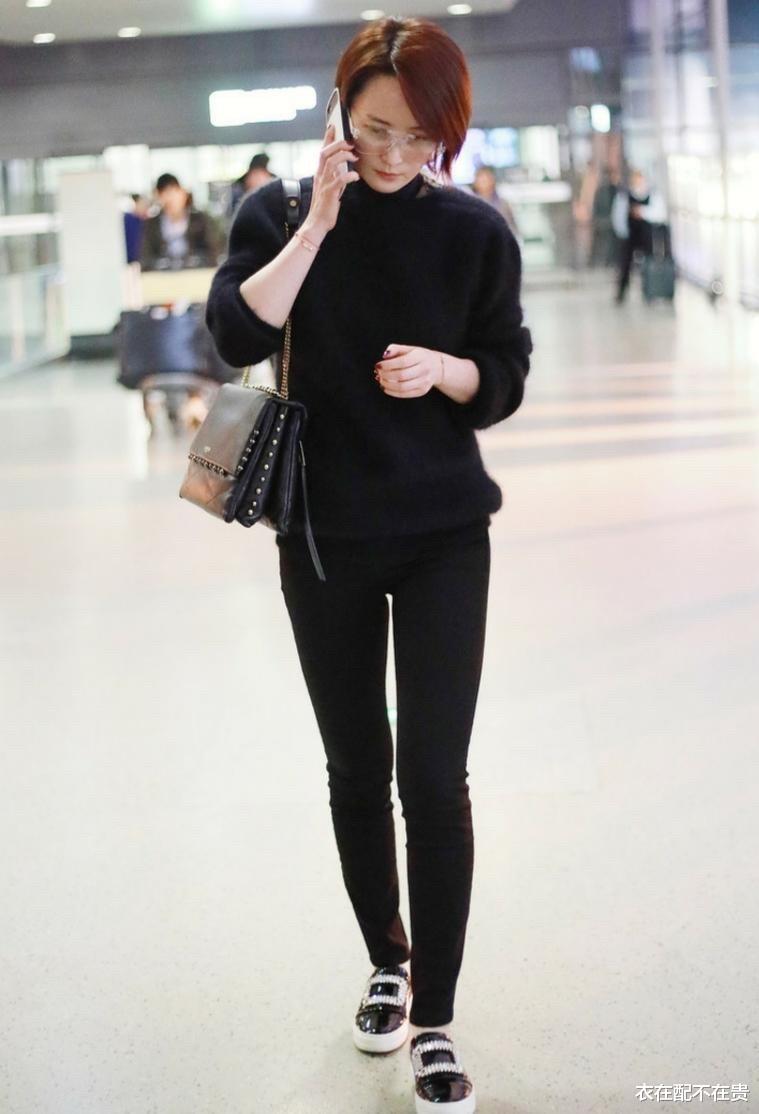 衣在配不在贵 蒋勤勤难得高调一回,穿限量款连体裤走机场,镶了10颗钻很显贵气