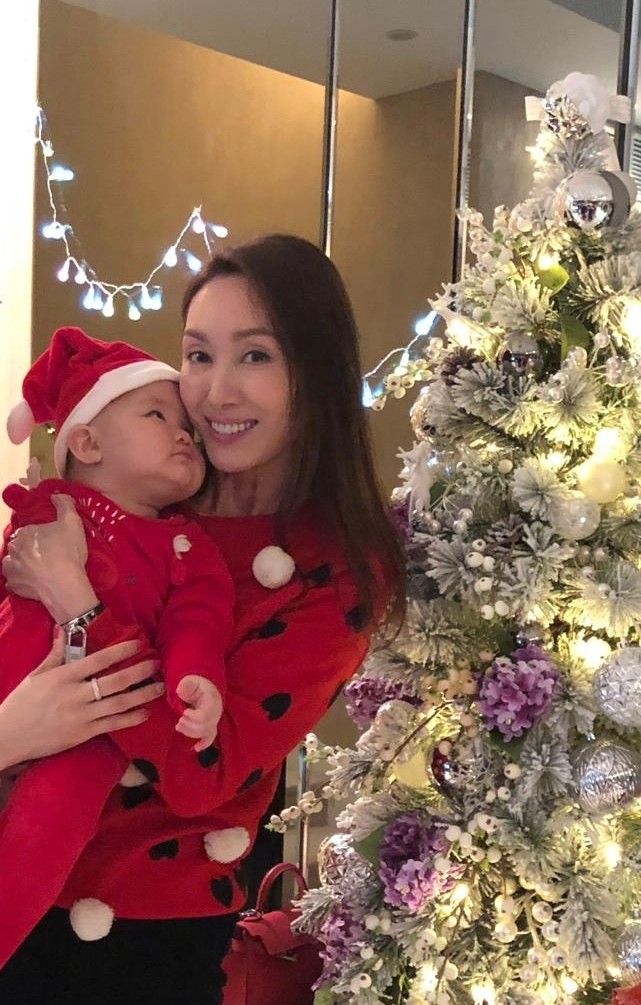 熊黛林|熊黛林老公实力宠娃，圣诞节送成堆礼物，双胞胎女儿在郭可盈家跑得欢