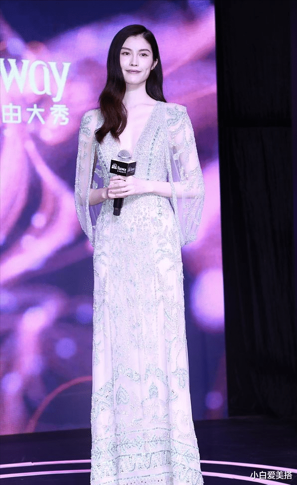 小白爱美搭|何穗作为模特太有优势了，身材好得让人惊叹，完美比例秀出大长腿
