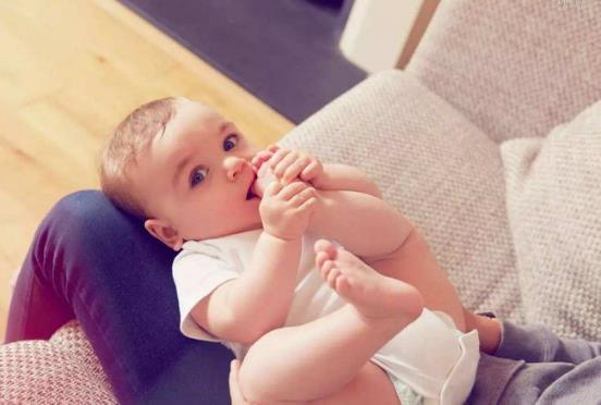 孕妈酱|宝宝几个月大也能听懂大人话！家长要“慎言”，当心给娃留下把柄