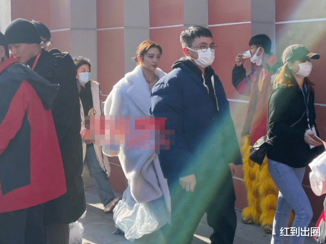 毛晓彤|众星录制央视文联春晚:唐艺昕穿貂显霸气,毛晓彤被冻到裹紧大衣