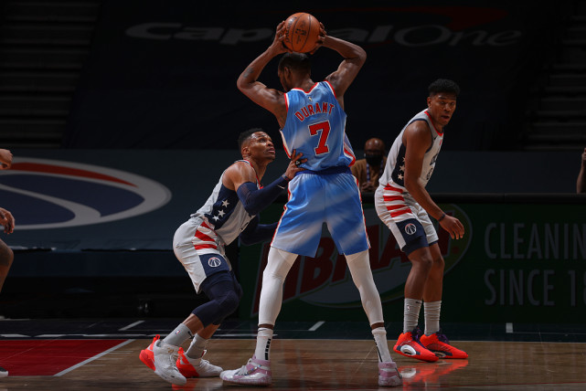 凯文·杜兰特|死亡隔扣+全场37+连续16场得分过20！王仕鹏：这哪像刚大伤过的球员