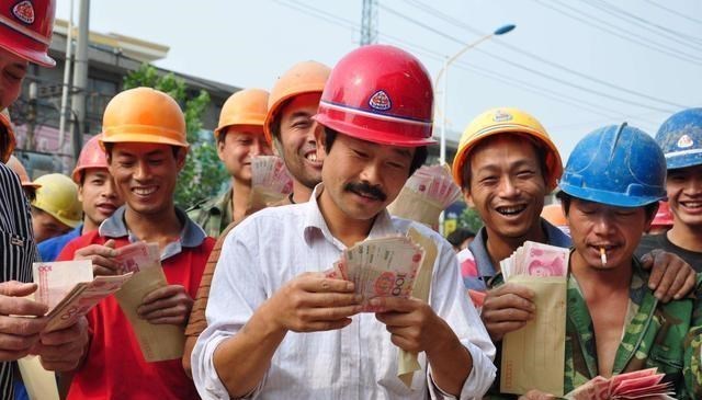 一头小居居 农民工一家在外打工,看着挺挣钱,为啥遇上事三五万都拿不出来