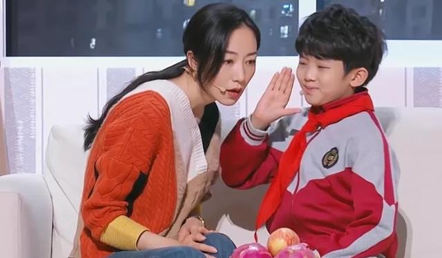 春晚|春晚斗艳：杨幂红裙紧绷凹凸，虞书欣抹胸蕾丝，热巴吊带艳压全场