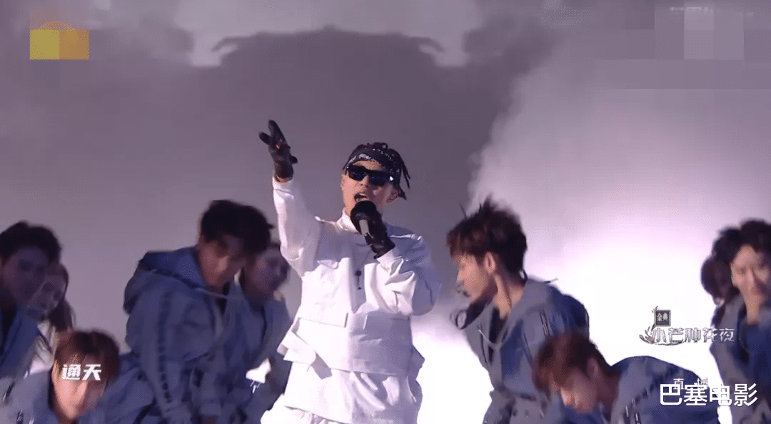 芒果台|芒果购物晚会一团糟，哥哥姐姐油腻大比拼，乱跳乱唱好尴尬