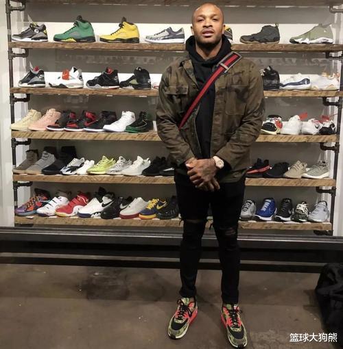 火箭队|辛苦了！火箭员工出动，小推车+大挎包齐上阵，帮塔克搬鞋腾位置