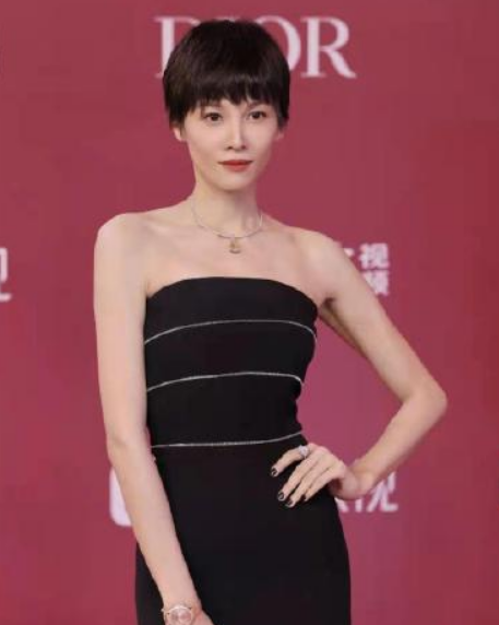 整容|张蓝心吐槽自残式整容，点酒窝打精灵耳，别人一见就问：你脸呢？