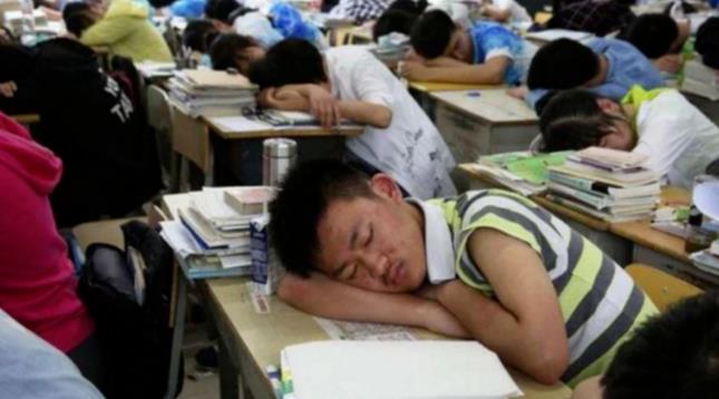 山东省|山东农村小学出现“课霸”？学生直接躺在地上睡觉，老师拿他没法