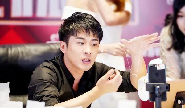 赵丽颖|明星捐款名单更新：李晨50万，赵丽颖100万，肖战100万元