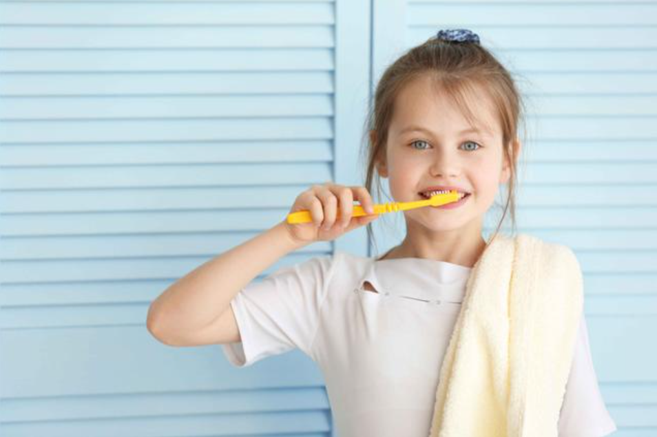 歪妈亲子故事|姚晨8岁儿子长出“双排牙”，都怪父母太溺爱？原因没那么简单