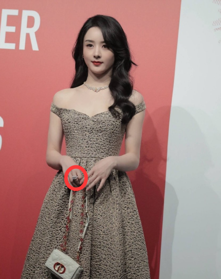 赵丽颖|赵丽颖打扮精致高调现身，手上戴鸽子蛋钻戒，颖宝笑容满面风格大变