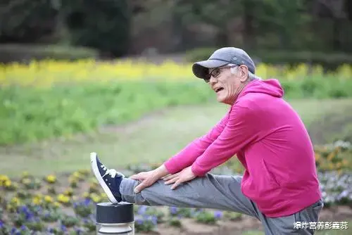 跑步|中老年人健身经常压腿、拉筋，对身体健康到底有没有好处？别做错