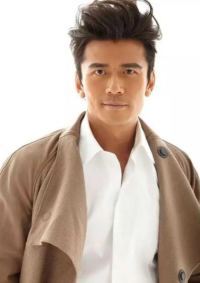 张梓琳|欢迎港星唐文龙移居大陆发展！普通话超正，T恤价格288被指亲民