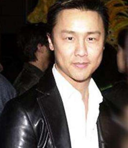 娱乐圈|这个58岁男明星，一刀剪碎了香港娱乐圈，最后一块“遮羞布”