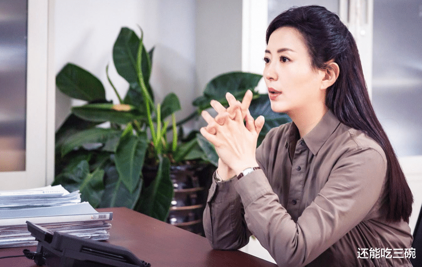 主持人|她是央视女主持人，拍戏期间意外怀孕，儿子11岁生父还是一个谜