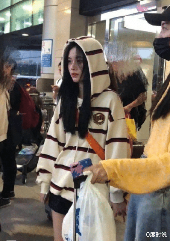 鞠婧祎|鞠婧祎机场生图被疯传，穿30cm短装秀蛮腰，全身照却暴露缺陷