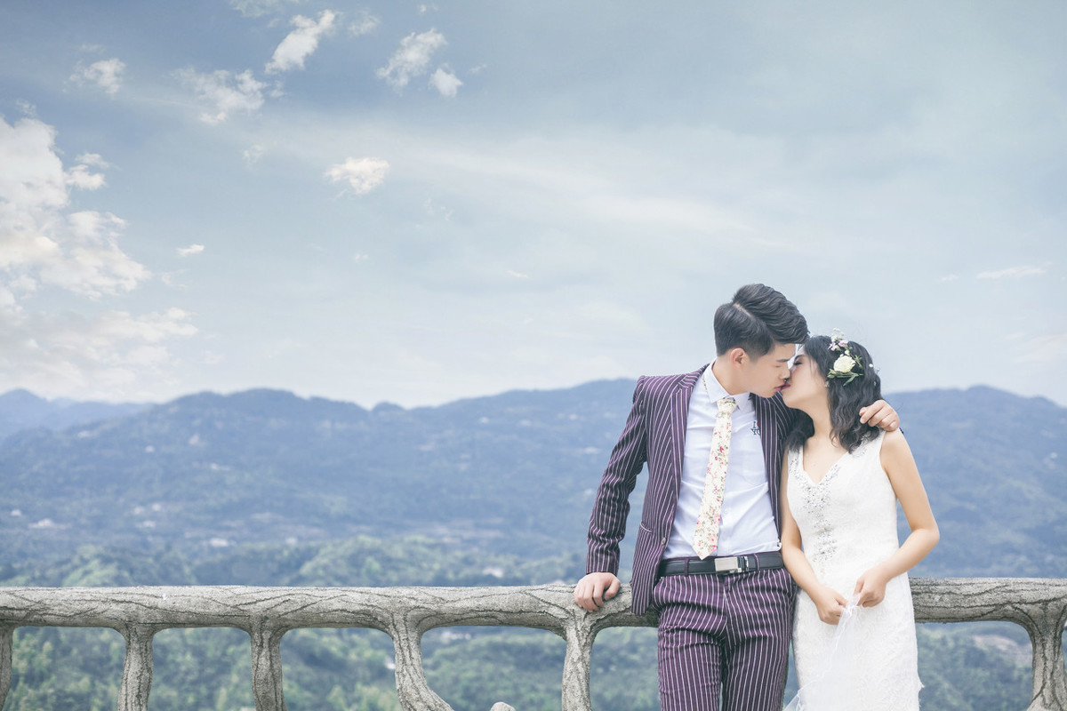 黑皮和方脸 给女友转5200生日红包，看到一条被撤回的消息内容后男子决定分手