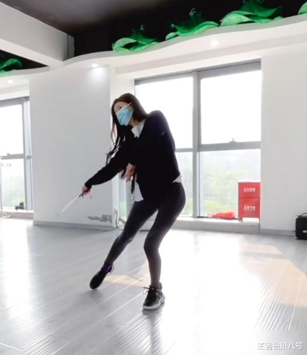 赵露思|赵露思被曝练舞照，穿健美裤腿部紧实，真实体重被质疑